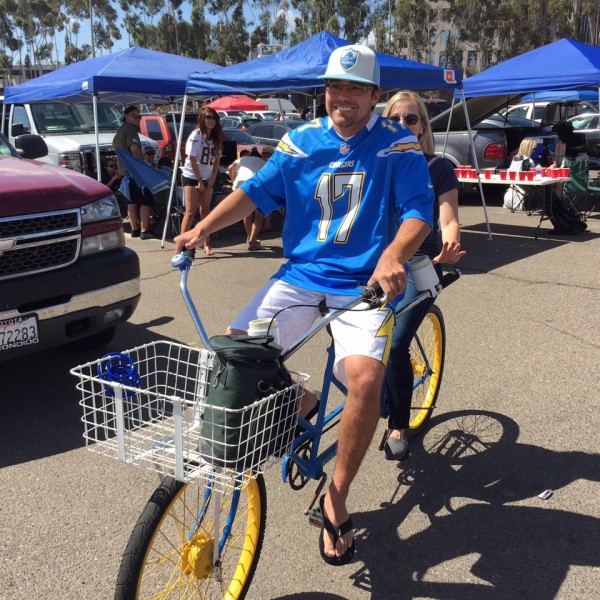 Qualcomm Stadium, San Diego, CA – Chargers tandem bicikli a legjobb páros közlekedési eszköz a tömött parkolóban